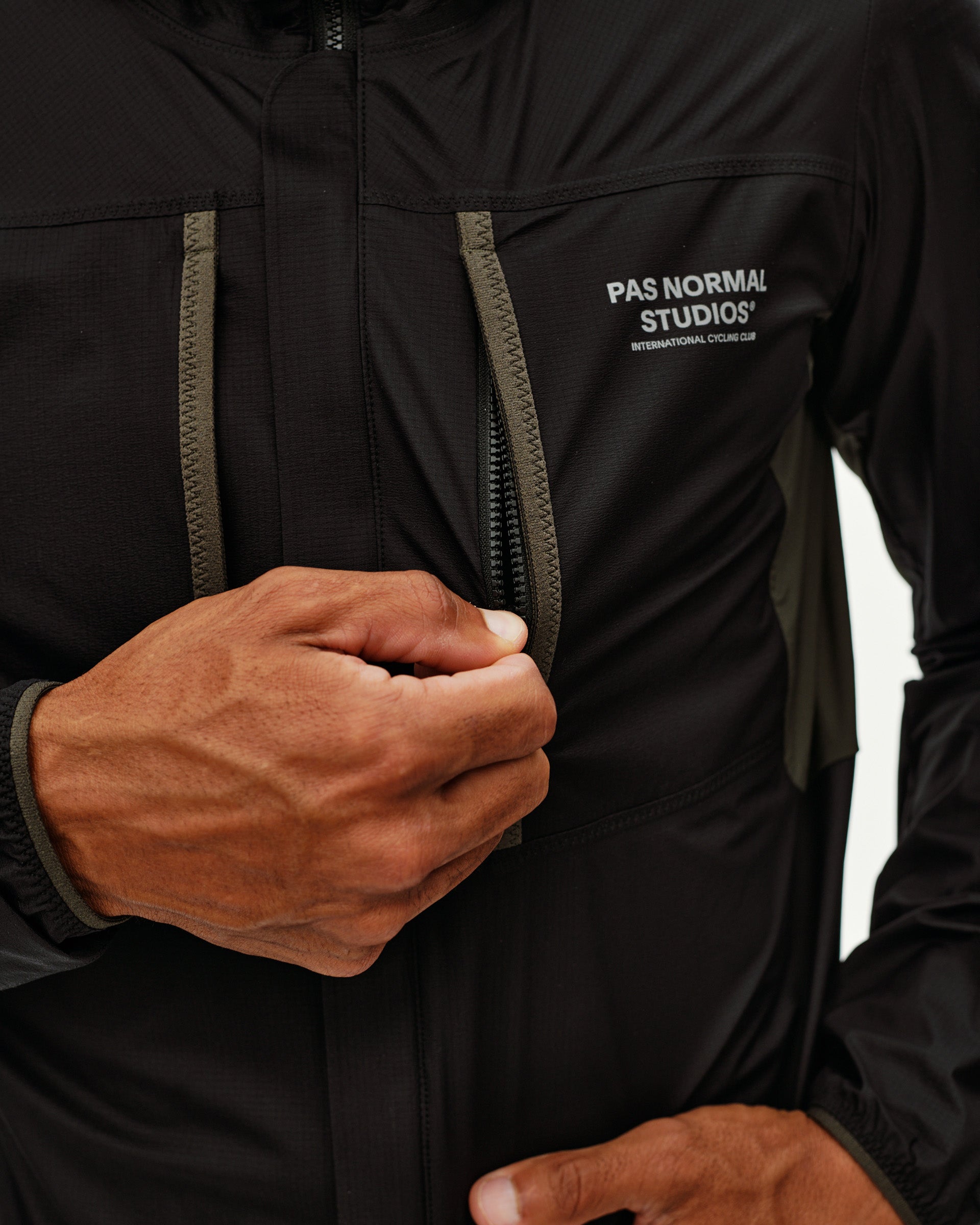 ESCAPISM HOODED LIGHTWEIGHT JACKET - BLACK