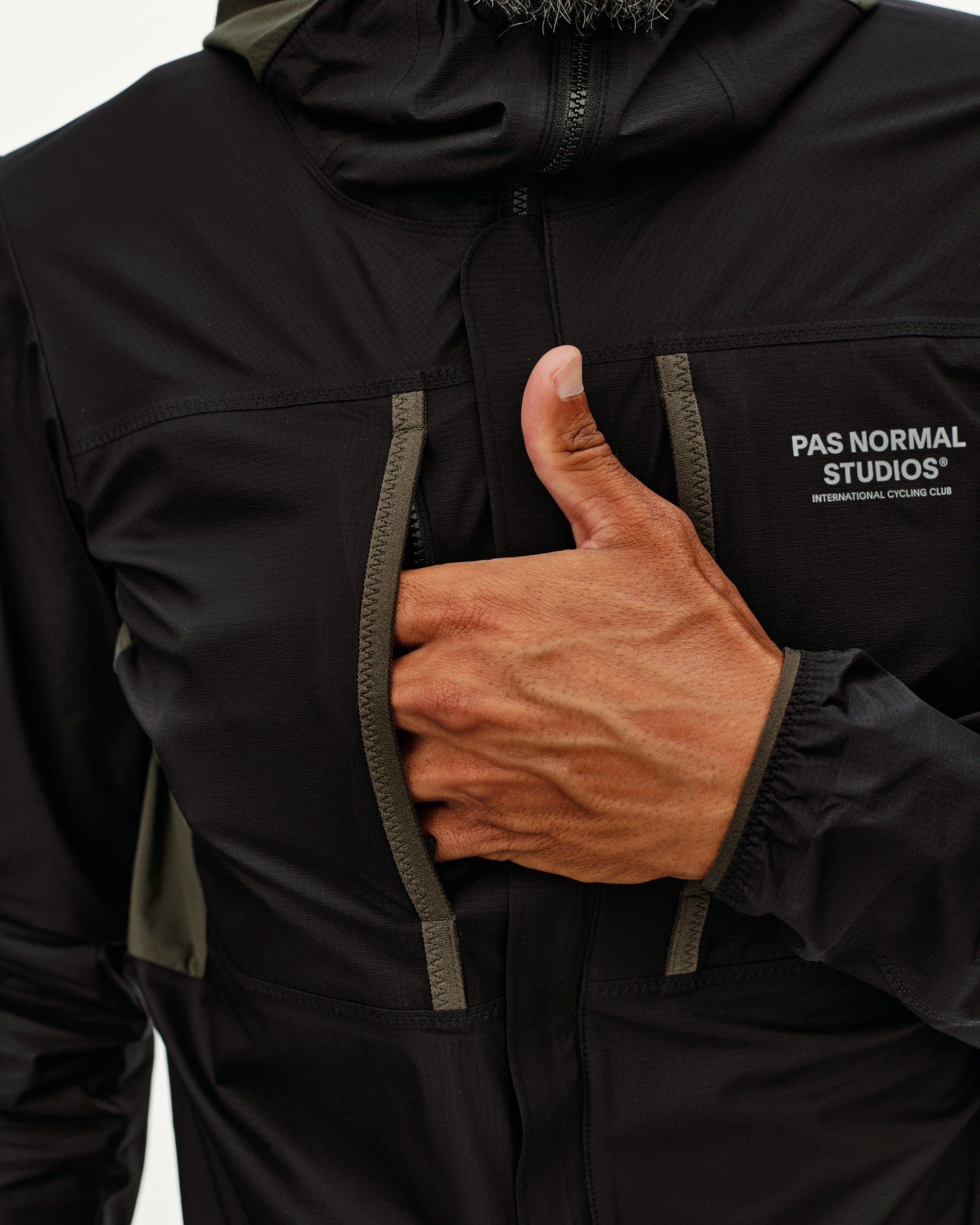 ESCAPISM HOODED LIGHTWEIGHT JACKET - BLACK