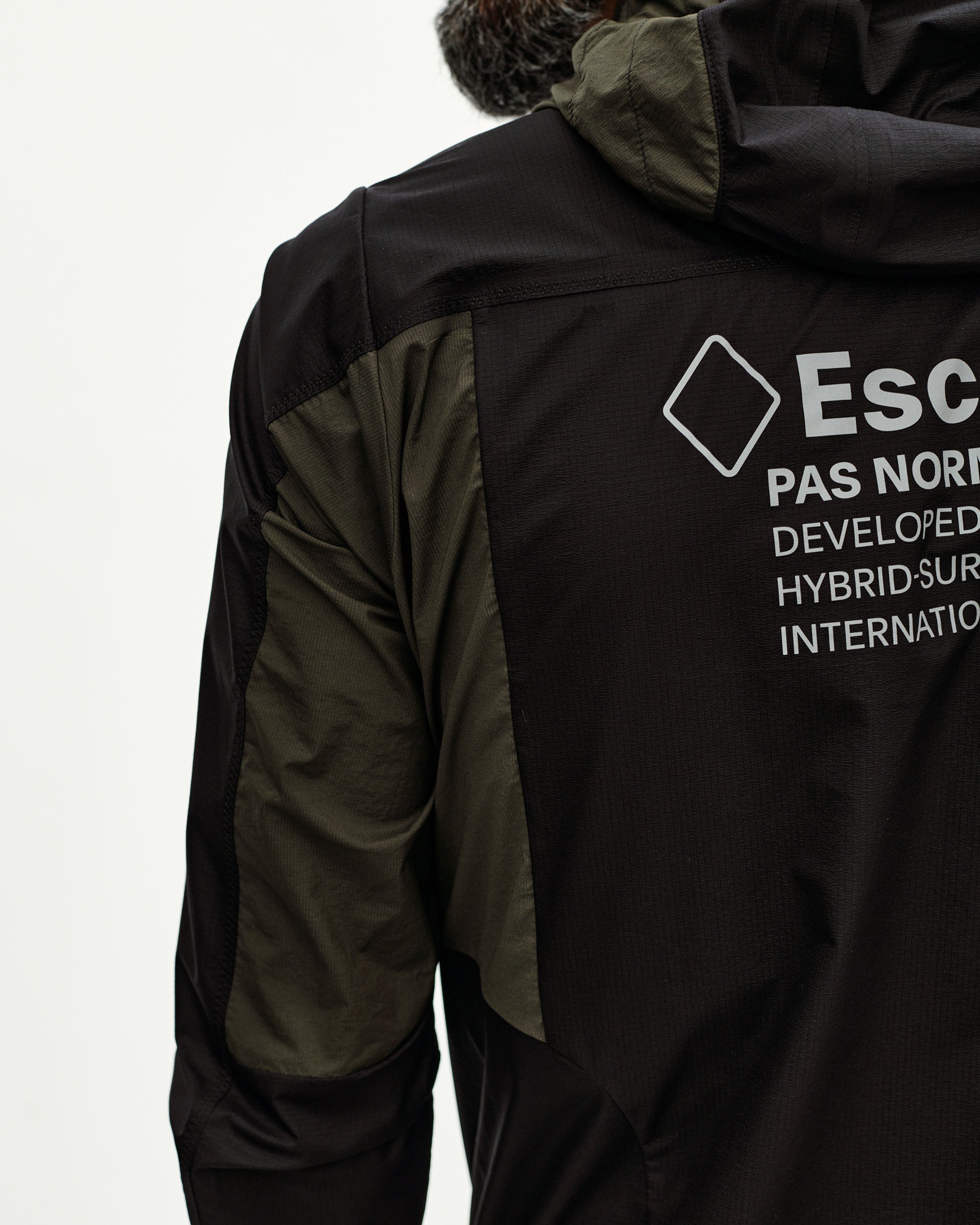 ESCAPISM HOODED LIGHTWEIGHT JACKET - BLACK