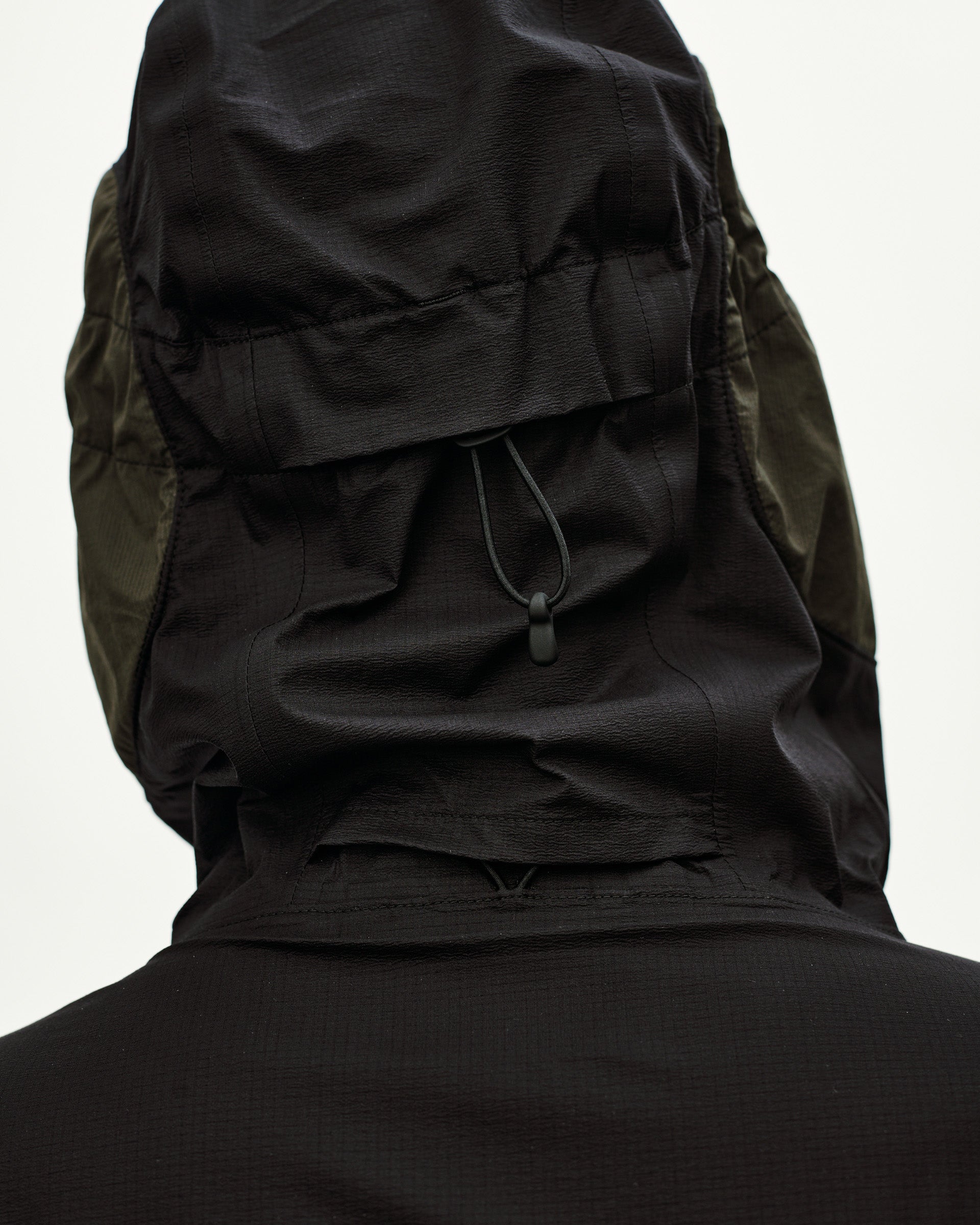 ESCAPISM HOODED LIGHTWEIGHT JACKET - BLACK