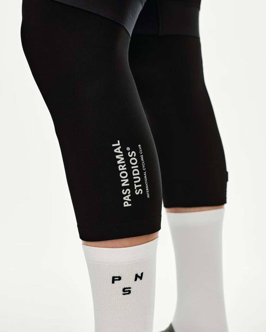 LOGO KNEE WARMERS - BLACK