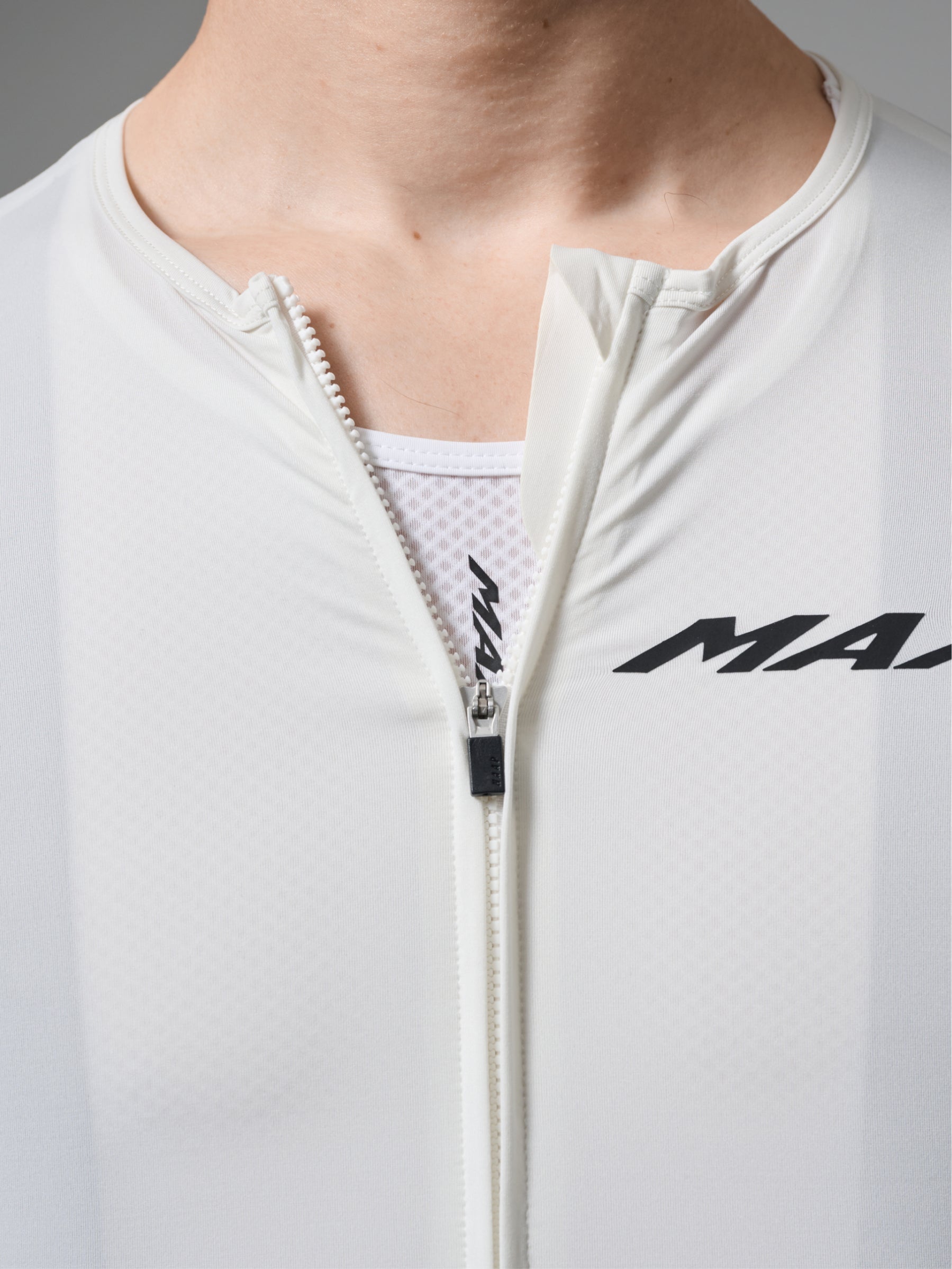 Pro Emerge Jersey in Crater: Bonded finishes creating streamlined look.