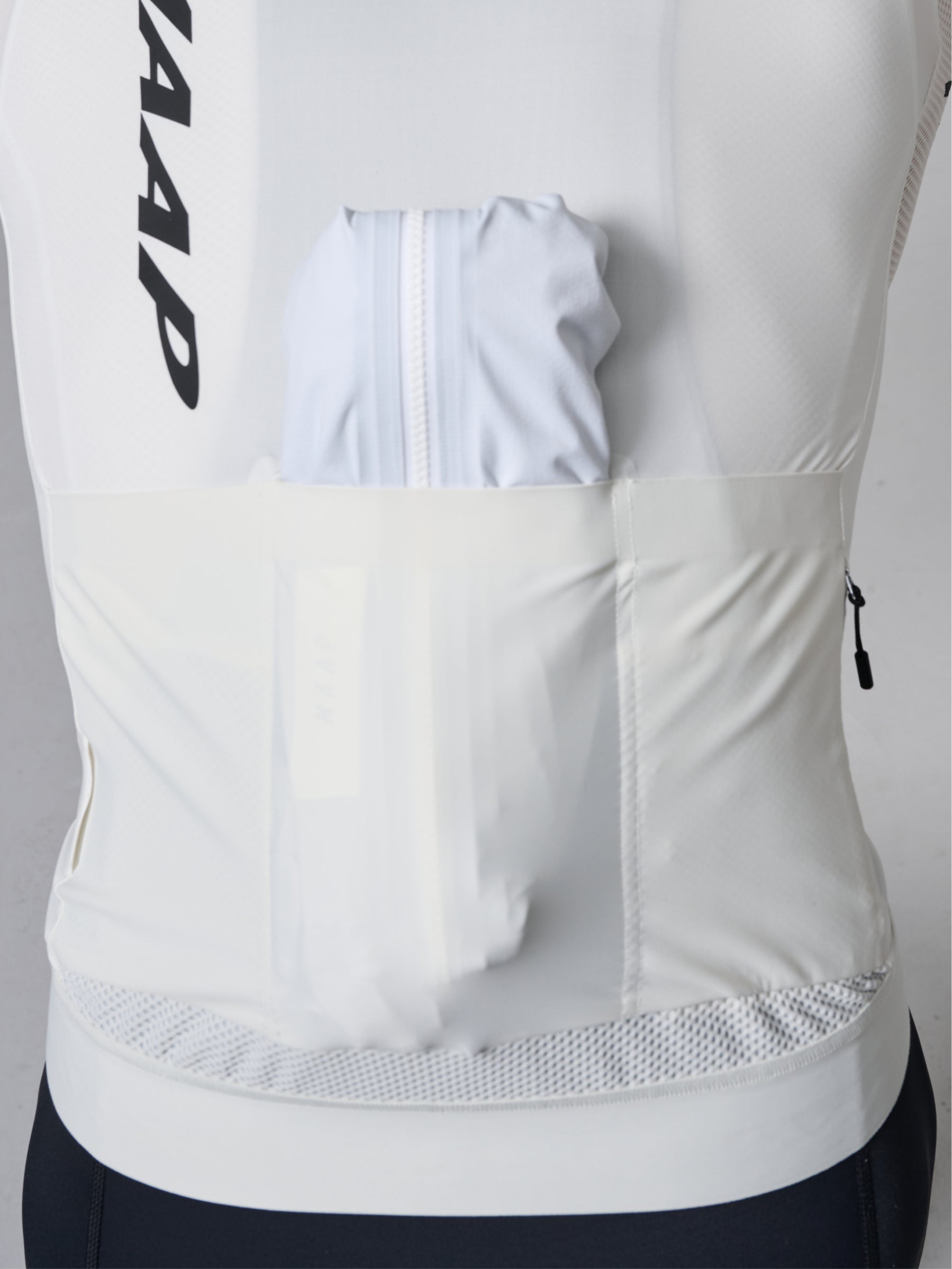 Pro Emerge Jersey in Anthracite: Additional storage with a sleek and secure low-profile internal rear zip pocket.