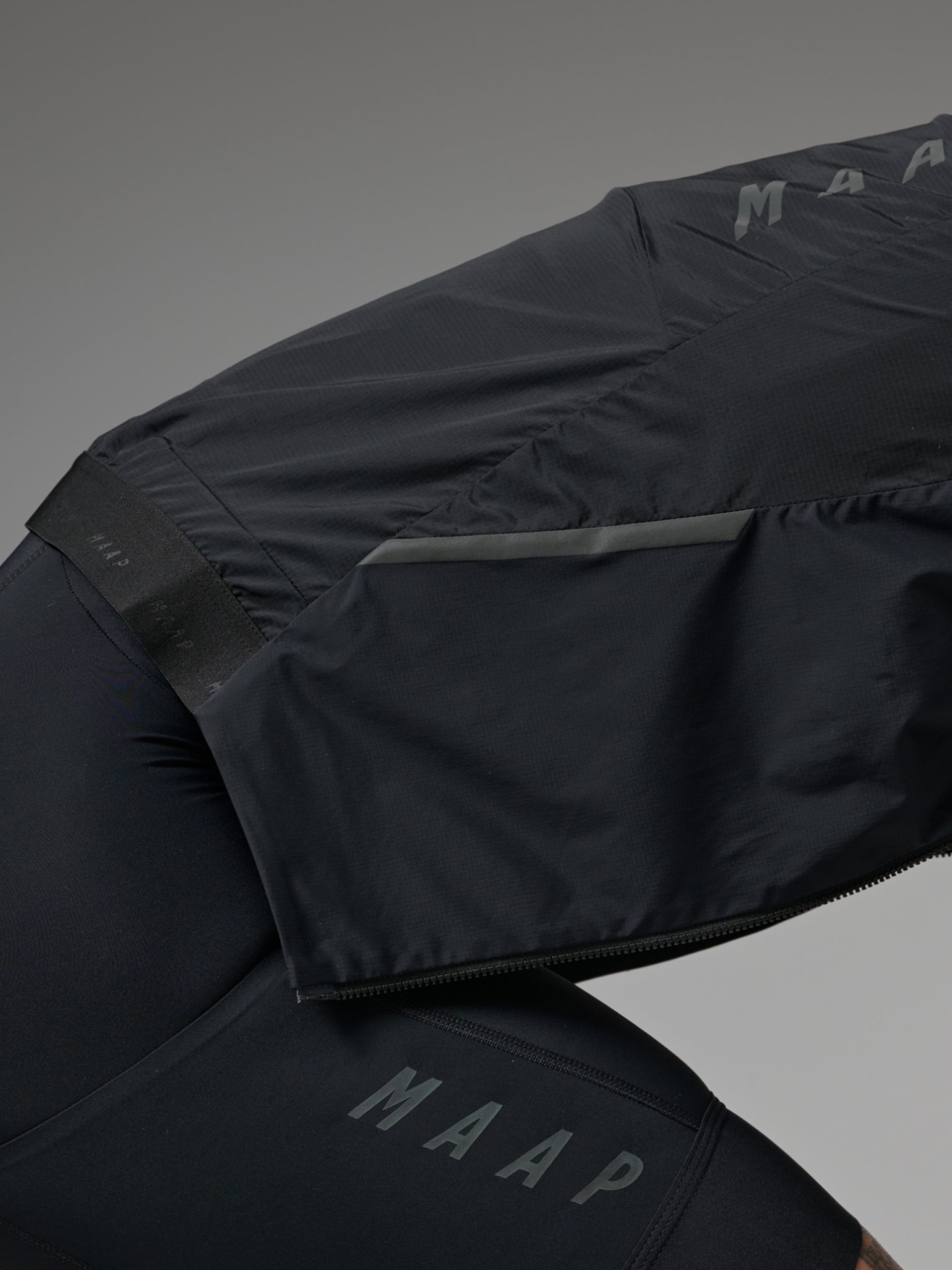 Team Flow+ Vest in Green Slate: Optimal breathability with air-permeable ripstop side panels ensures temperature regulation f