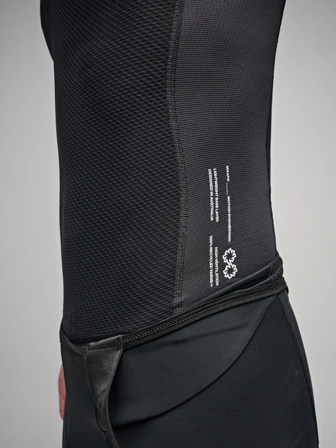 TEAM MESH BASE LAYER - BLACK