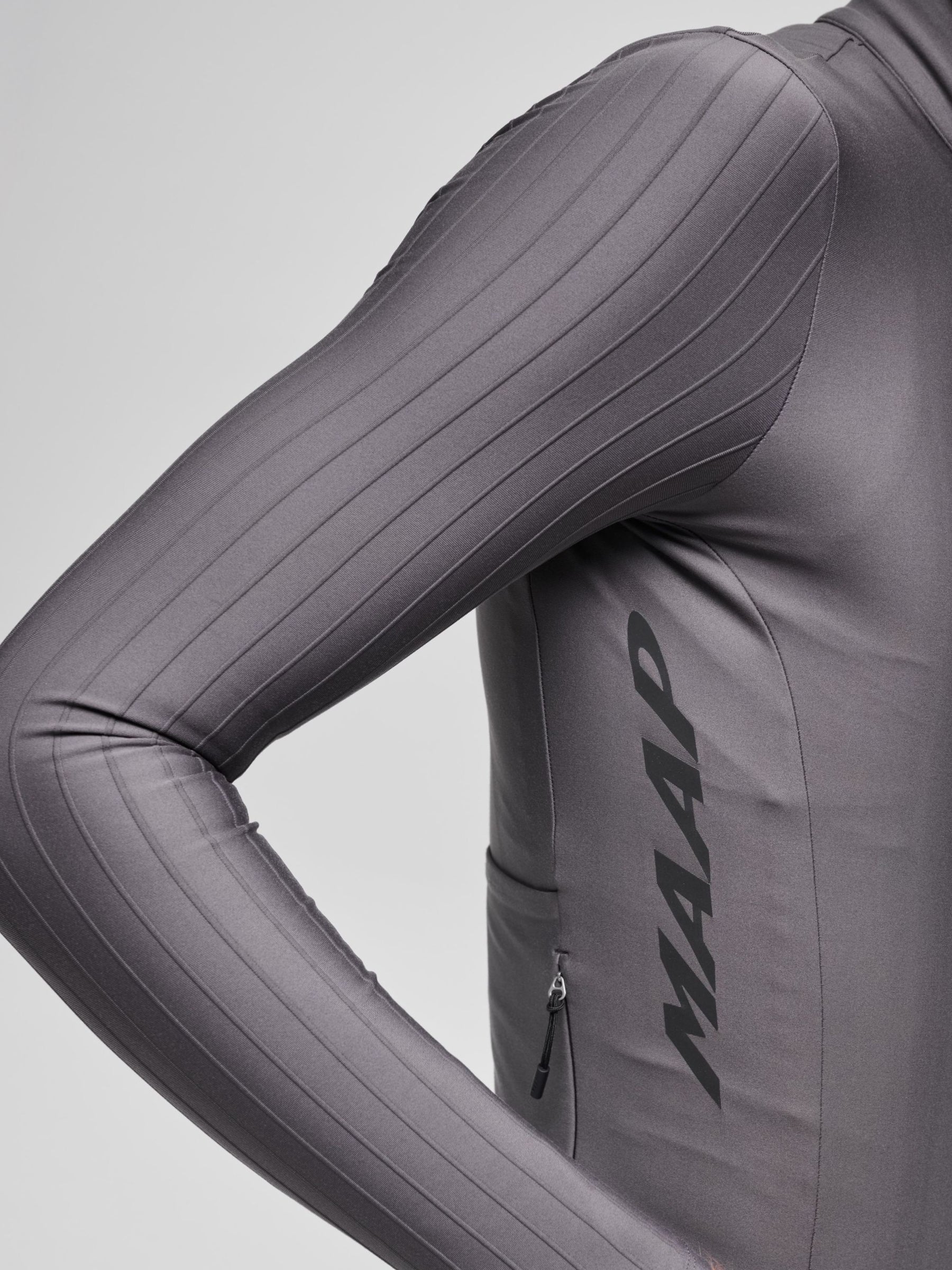 Pro Aero Thermal LS Jersey in Meteorite: Extra visibility in low light conditions with reflective print transfers and tabs.