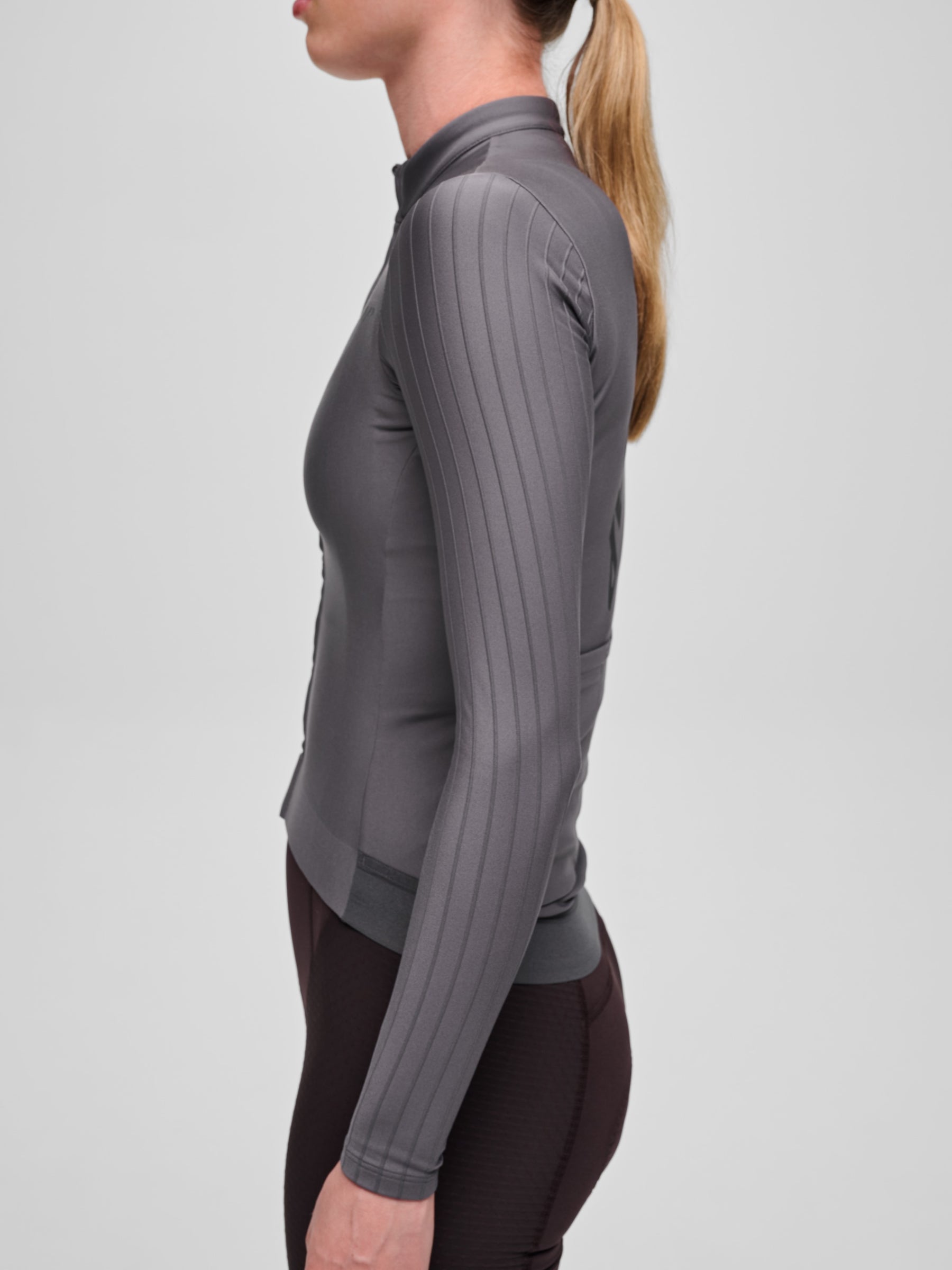 Women's Pro Aero Thermal LS Jersey in Meteorite: Bonded front zip guard to keep warmth in and comfort a priority.
