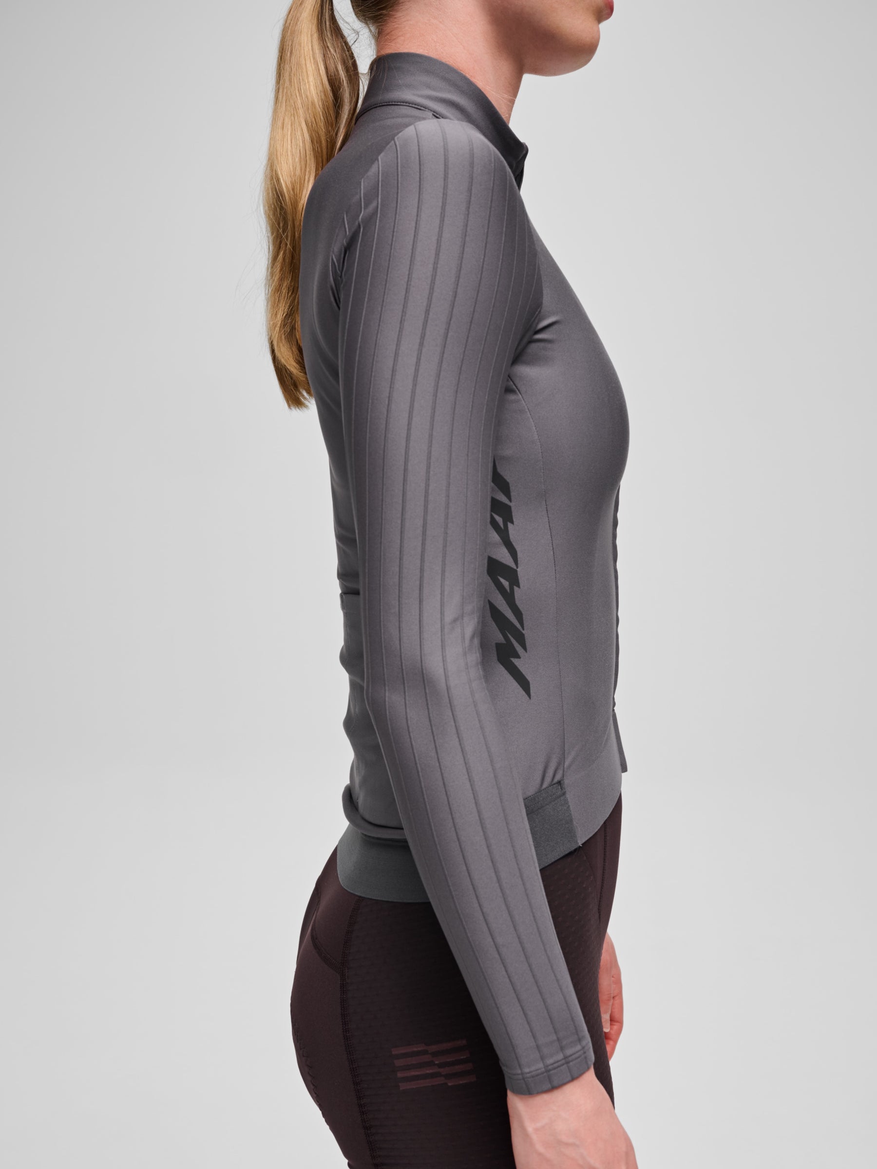 Women's Pro Aero Thermal LS Jersey in Meteorite: Extra visibility in low light conditions with reflective print transfers and