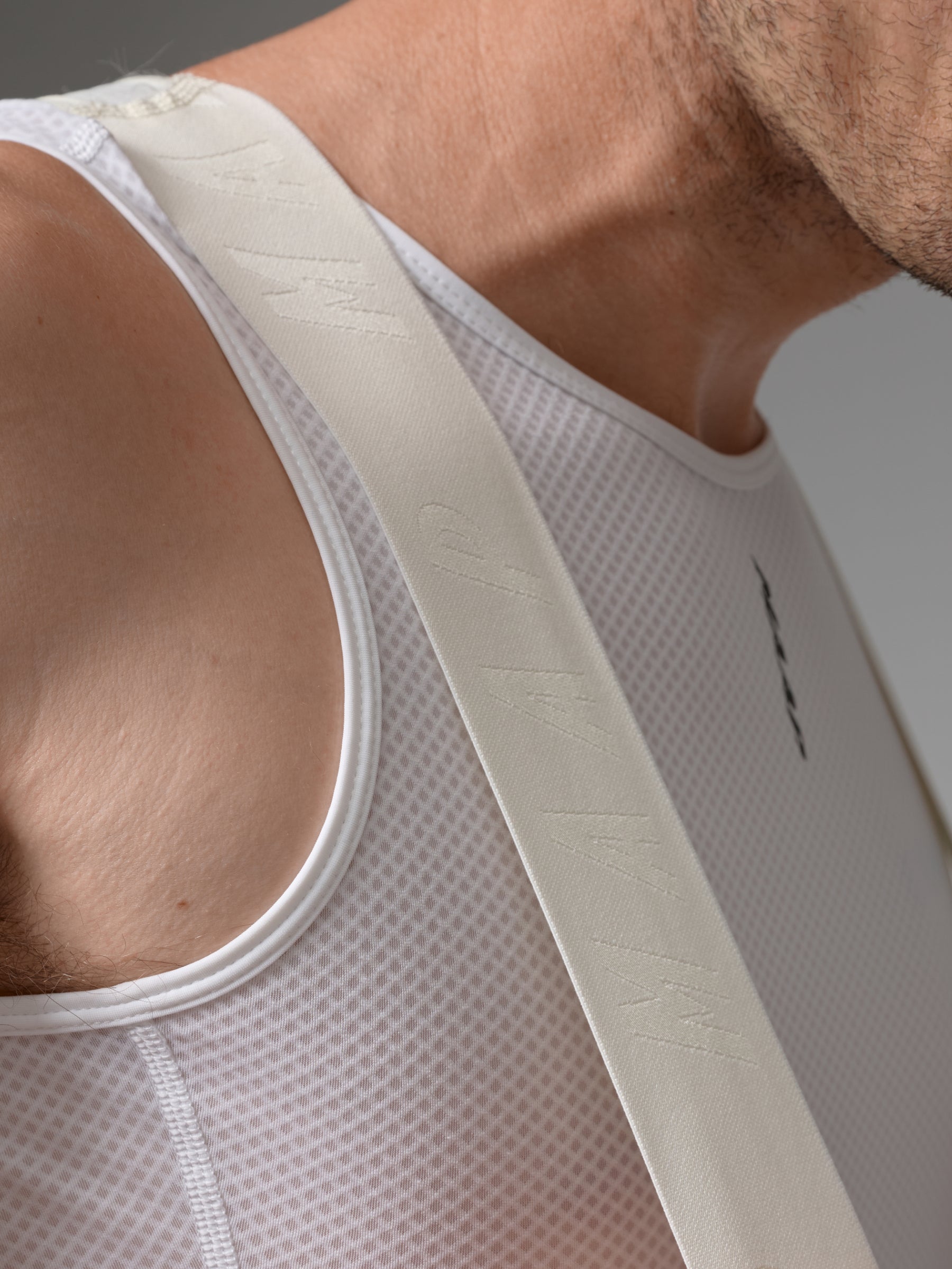 Team Bib Evo Cargo in Charcoal Plum: Pressure points are relieved for unrivalled comfort through a seamless bib and brace.