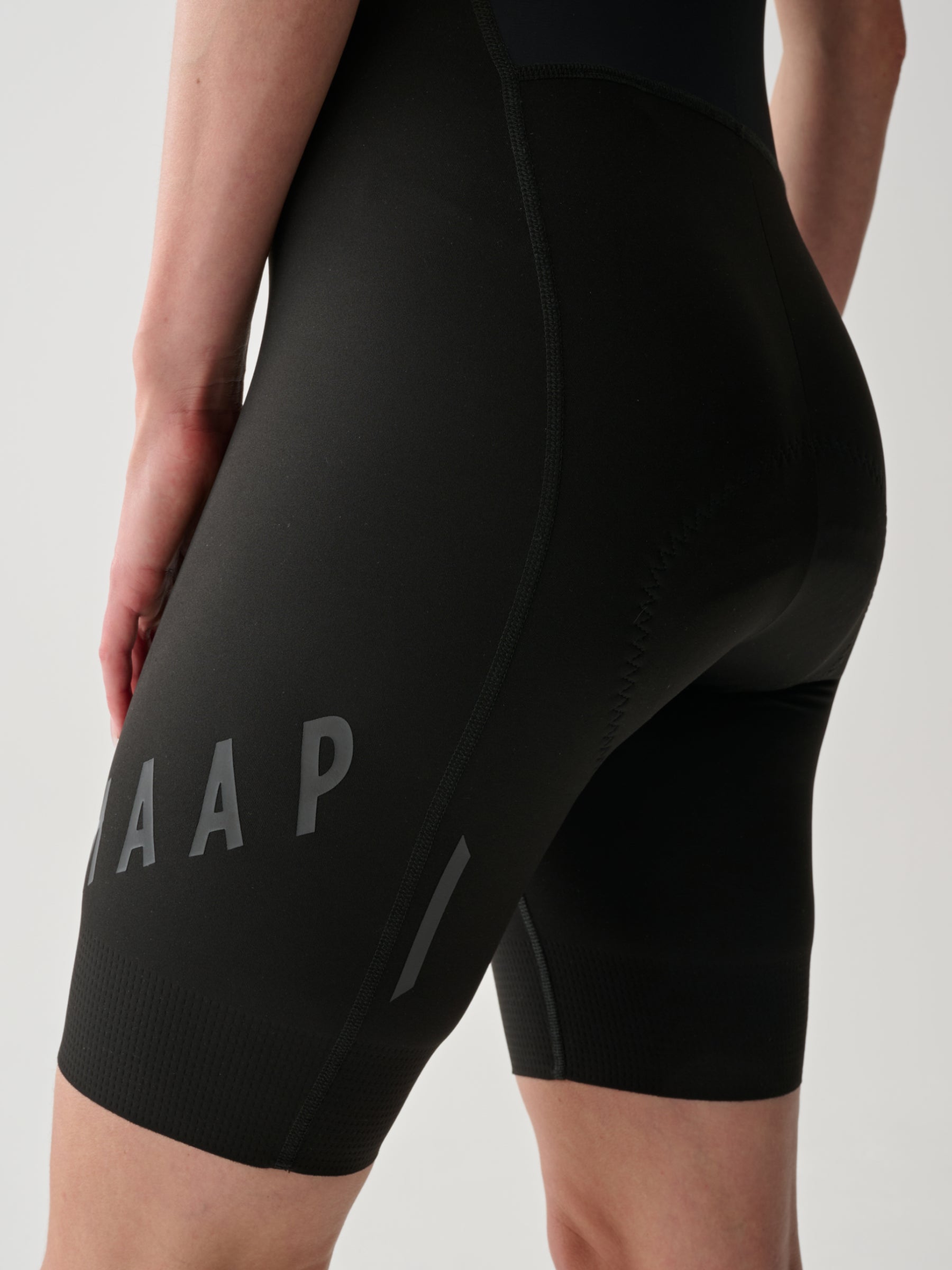 WOMEN'S AEON BIB SHORT - BLACK/BLACK